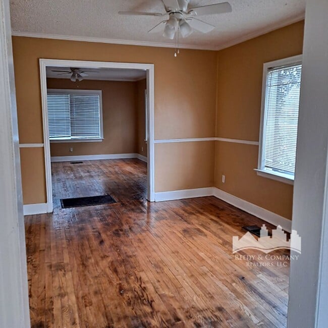 Building Photo - 2949 Yale Ave