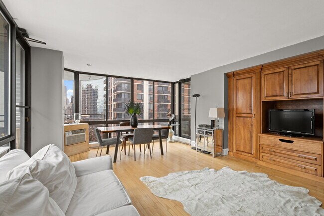 Building Photo - 301-303 E 49th St