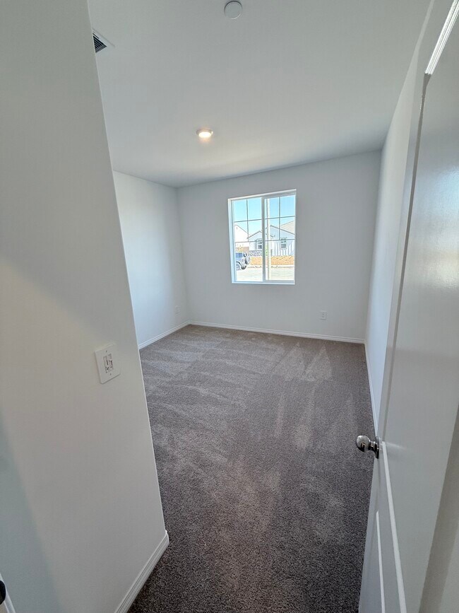 Foto del edificio - 339 Deer Lake Way