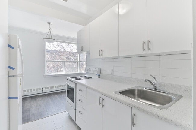 Kitchen - Davick Court - 42, 44 & 46 Saranac Blvd