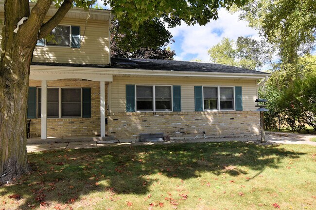 Building Photo - W56N491 Highland Dr