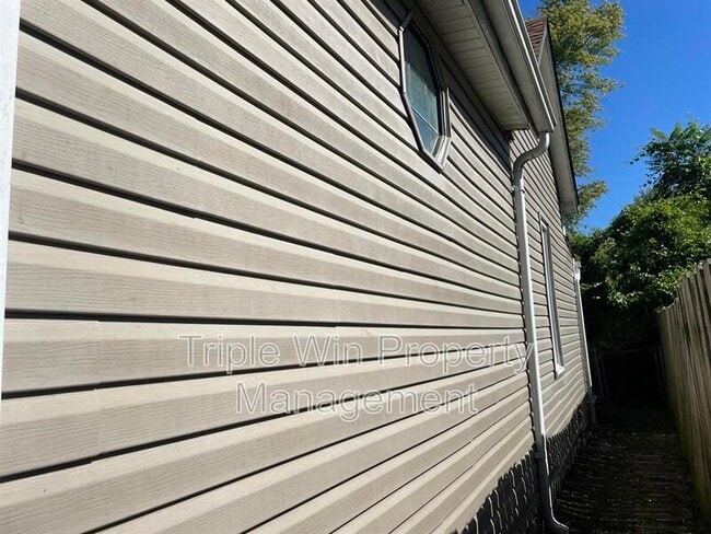 Building Photo - 4831 Oldenburg Ave