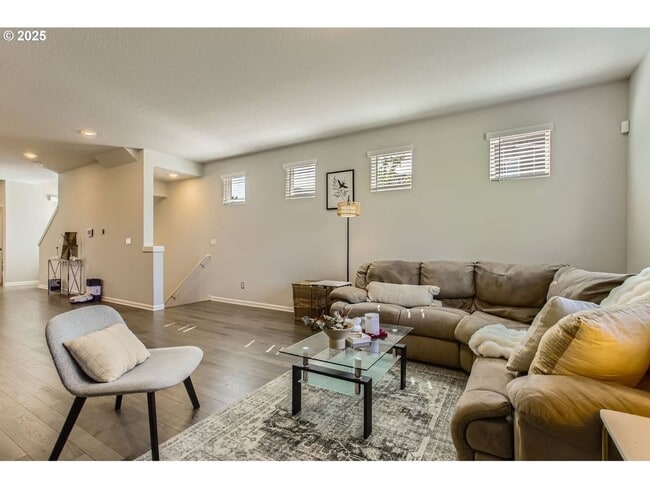 Building Photo - Modern Comfort in Happy Valley – 3BD/2.5BA...