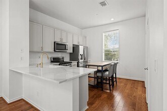 Building Photo - 4050 McKinney Ave