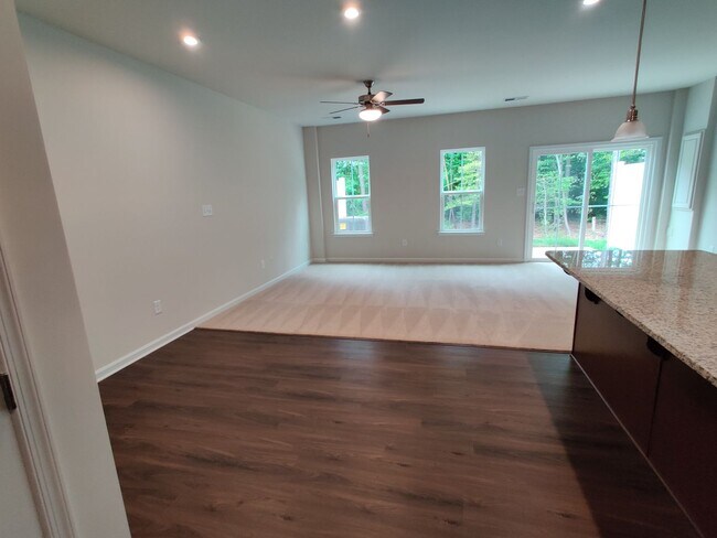 Foto del edificio - 3 Bedroom condo near major roadways