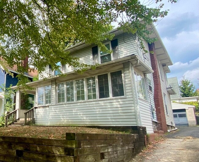Building Photo - 825 Elmore Ave