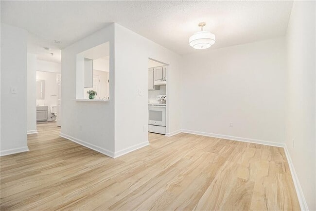 Foto del edificio - 300 Johnson Ferry Rd