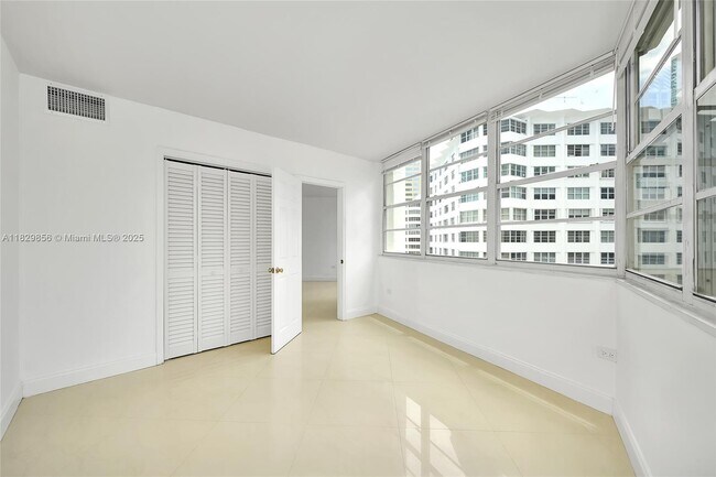 Foto del edificio - 801 Brickell Bay Dr