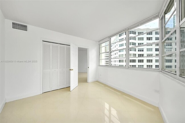 Building Photo - 801 Brickell Bay Dr