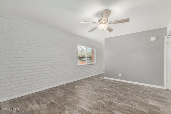 Building Photo - 1118 S McClintock Dr
