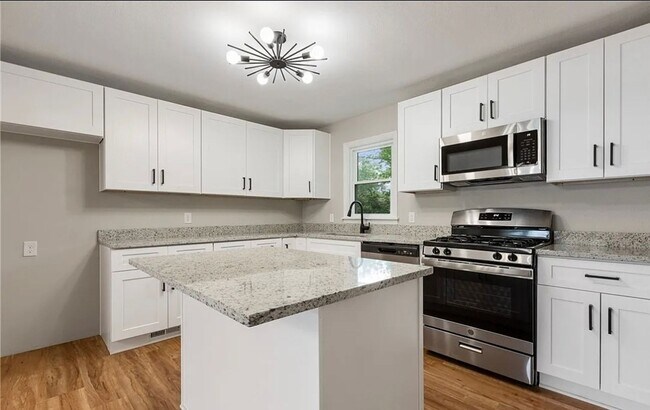 Foto del edificio - Modern 4 Bedroom Home with Granite Kitchen & Tiled Baths