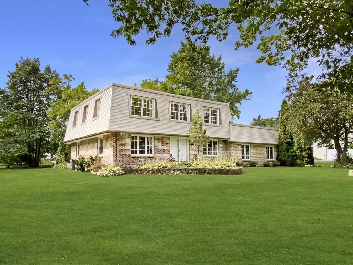 Foto principal - 18335 Chevy Chase St