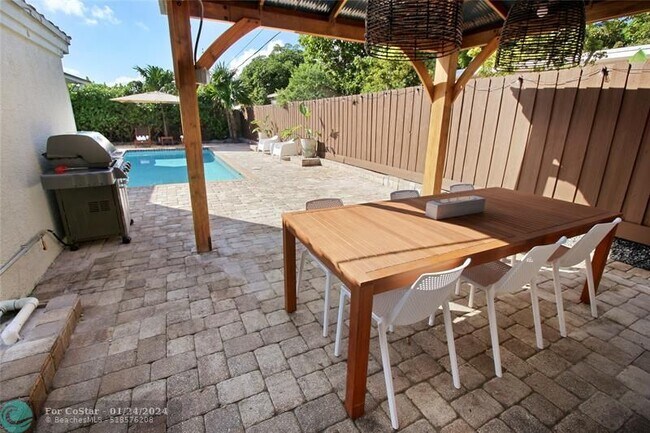 Building Photo - 2901 NE 8th Ave