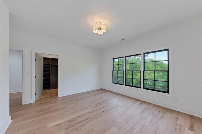 Foto del edificio - 1353 Sylvan Cir NE