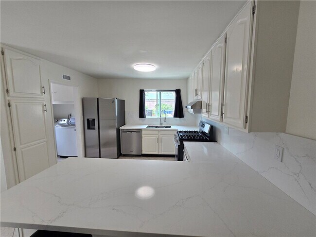 Foto del edificio - 6683 Gross Ave