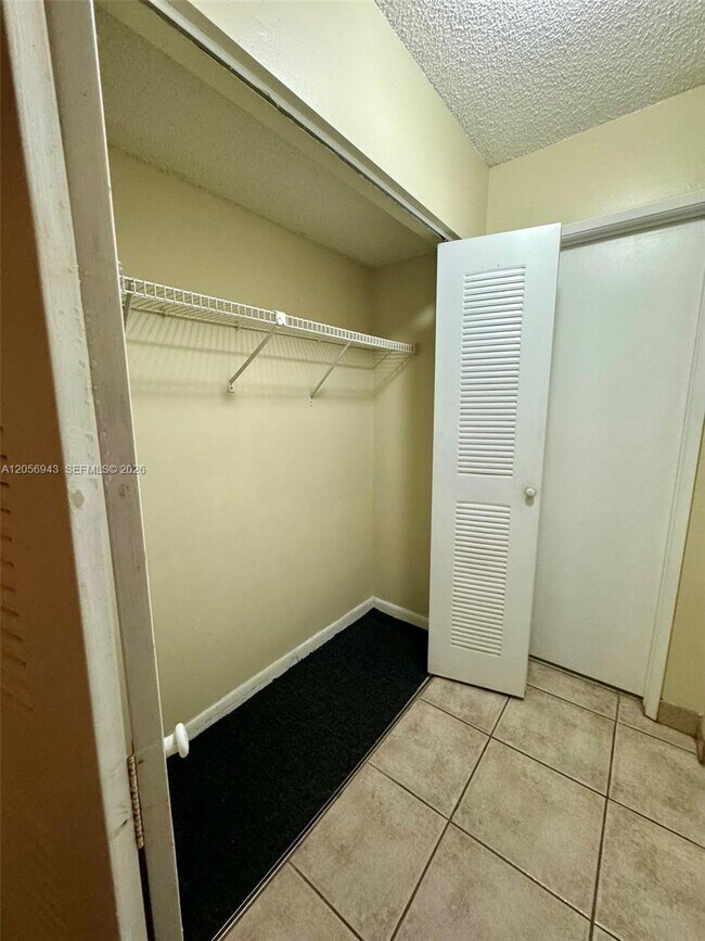 Building Photo - 9945 Nob Hill Ct