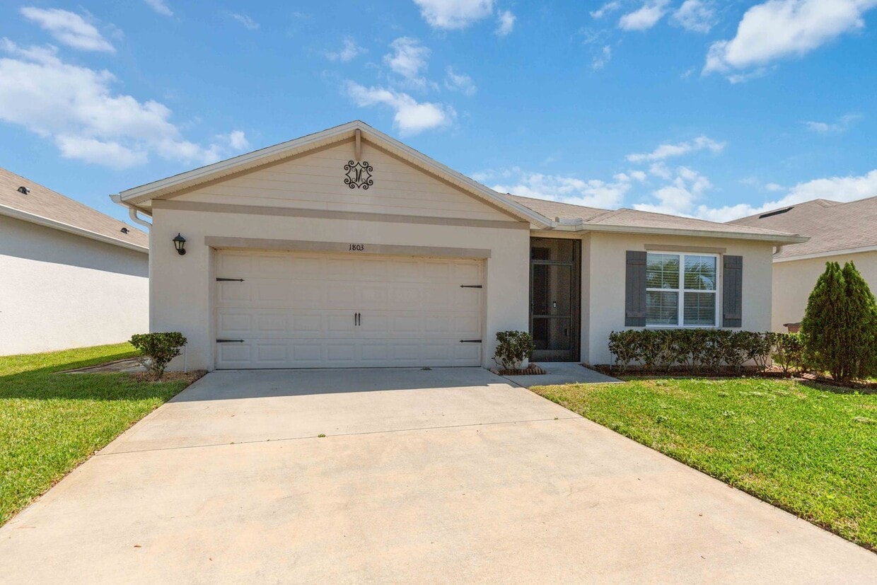 4/2 Energy Efficient Home in St. Cloud w/ Fenced Back Yard - 4/2 Energy Efficient Home in St. Cloud w/ Fenced Back Yard
