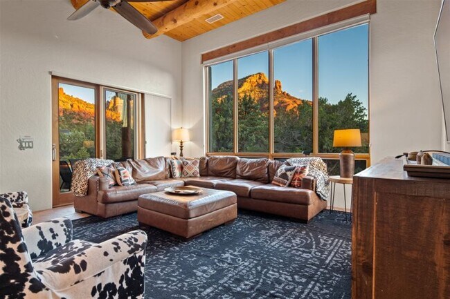 Foto del edificio - Breathtaking Luxury Home Basking in Sedona...