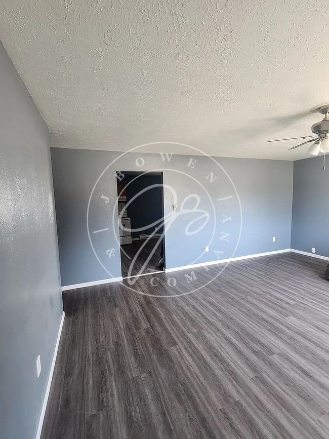 Building Photo - Spacious twin plex- 2 bed 1 bath - Lake Township-Lake Schools!