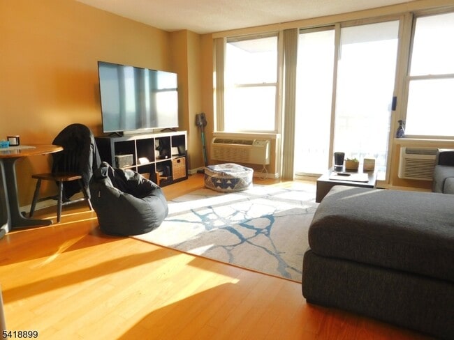 Building Photo - 300 Main St