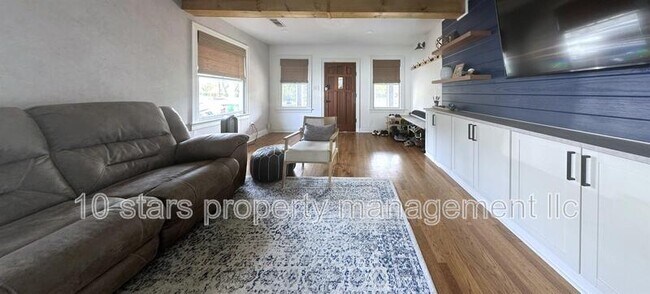 Building Photo - 103 1/2 W Frances Ave