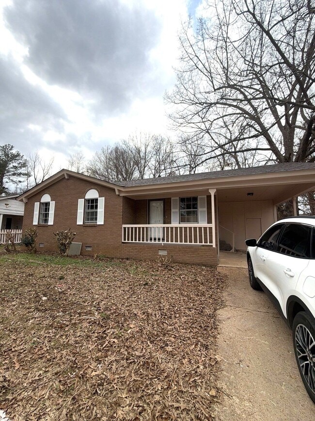 Building Photo - 1029 Hungerford St