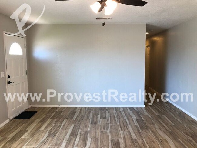 Building Photo - Quaint 3 Bedroom, 2 Bath with Lots of Yard...