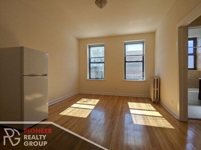 Foto del edificio - 2715 N Milwaukee Ave