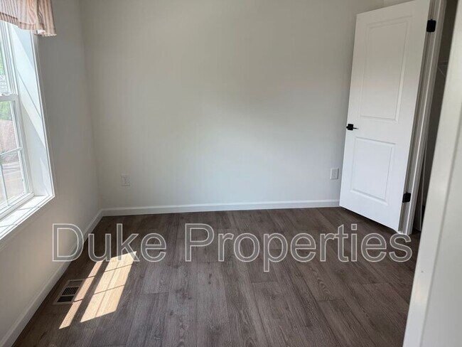 Building Photo - 5129 E Lake Rd