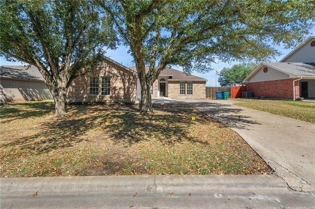 Building Photo - 2906 Greenlawn St