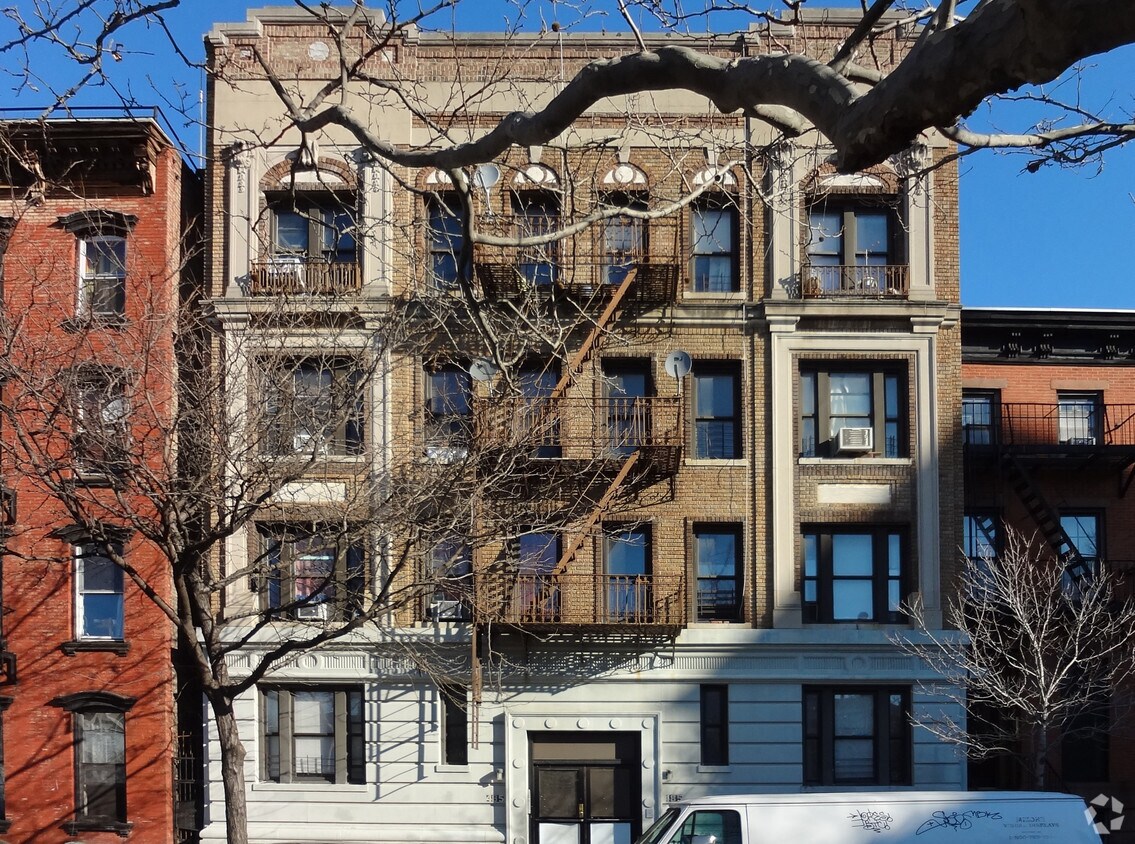 Building Photo - 485 Pacific St