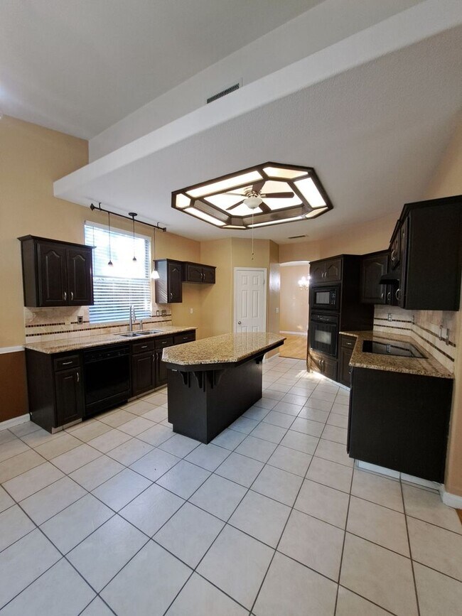 Foto del edificio - Move in Special: Half OFF your 1st Month's Rent! Elegant 4 Bedroom Home w/ Upstairs Loft Move in ...