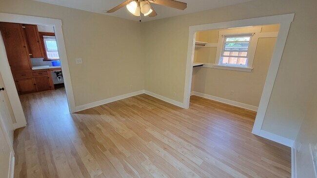 Sala de estar en armario - 875 Harding Ave