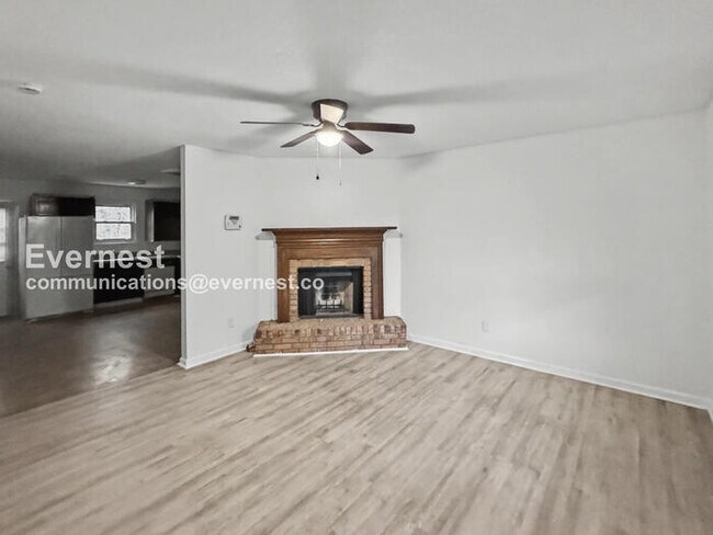 Foto del edificio - 2 Bed/2 Bath Townhome with Fenced Yard / Pet-Friendly / Vouchers Accepted / Available Now!