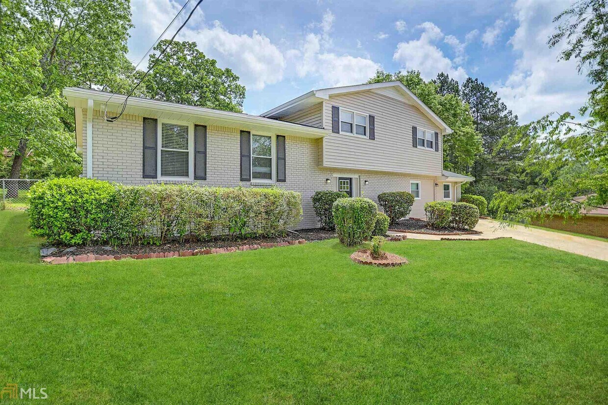 150 Mapledale Ln, College Park, GA 30349