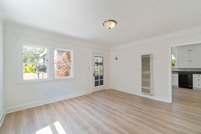 Foto del edificio - 2039 Clinton Ave