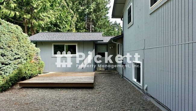 Building Photo - Newly Updated 3 Bedroom Tri-Level Home in ...