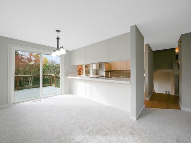 Building Photo - 3 Bed and 2 Bath Stunning Family Home is A...