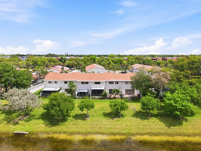 Foto del edificio - 644 NE 195th St