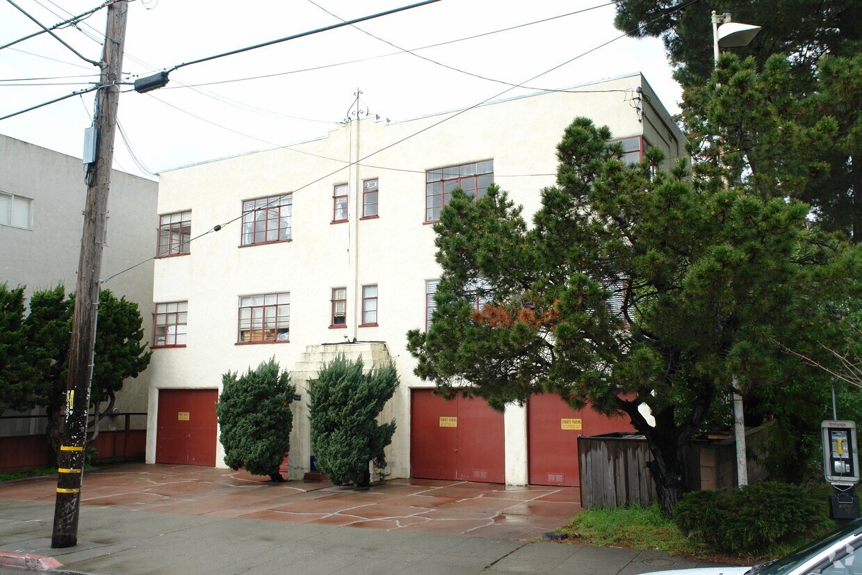 Building Photo - 1547 Hopkins Dr