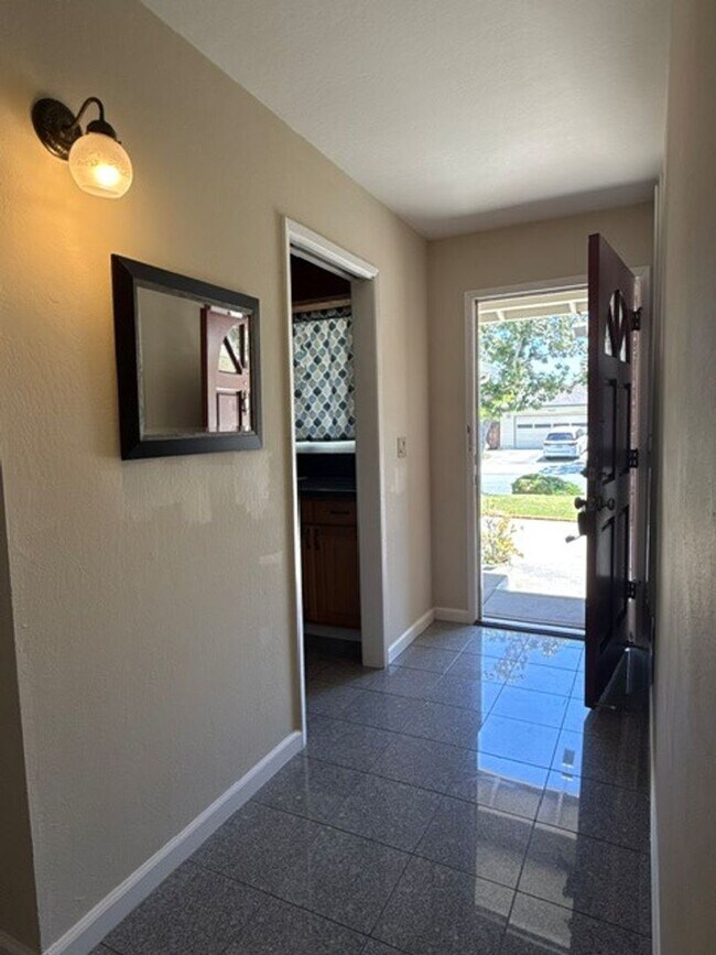 Foto del edificio - Spacious 4 Bedroom Single Family Home with Bonus Room