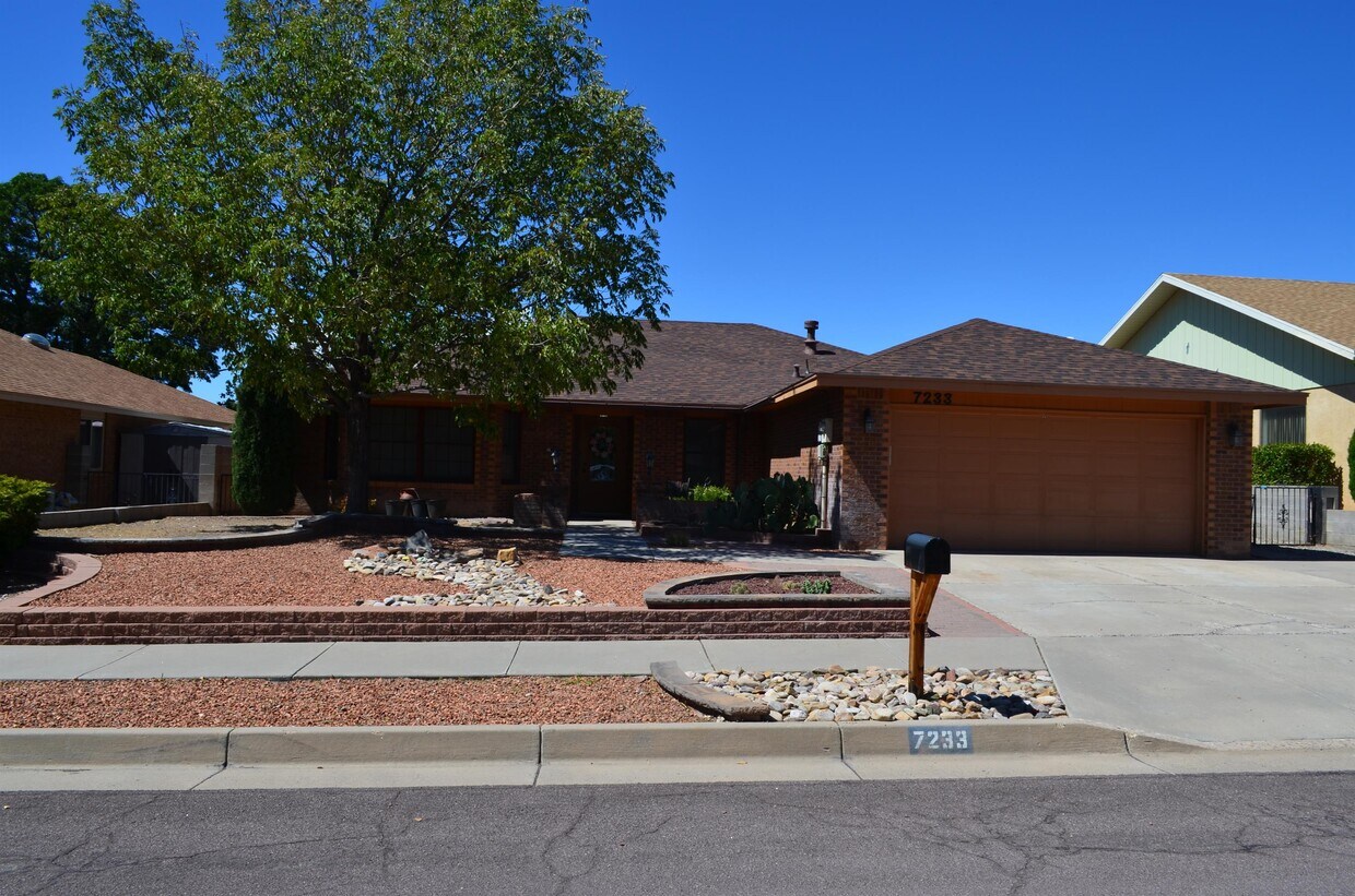 Primary Photo - 7233 General Kearny Dr NE