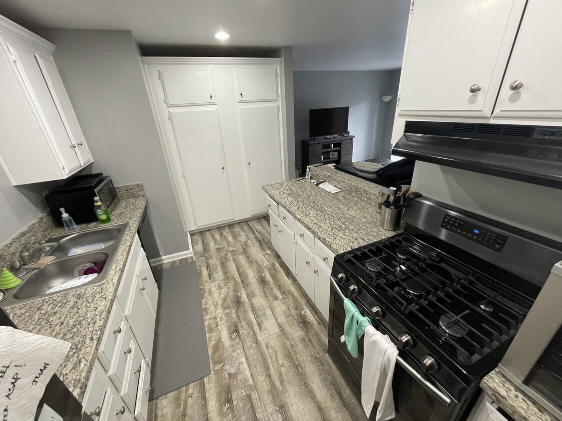 Foto principal - 6600 Warner Ave