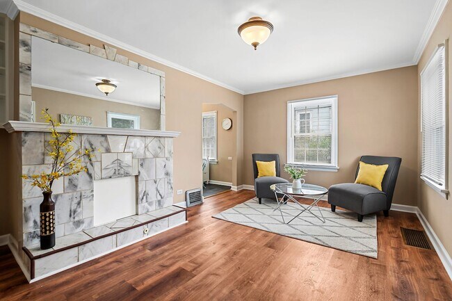 Building Photo - Updated 3-Bedroom, 2-Bath Home in the Hear...