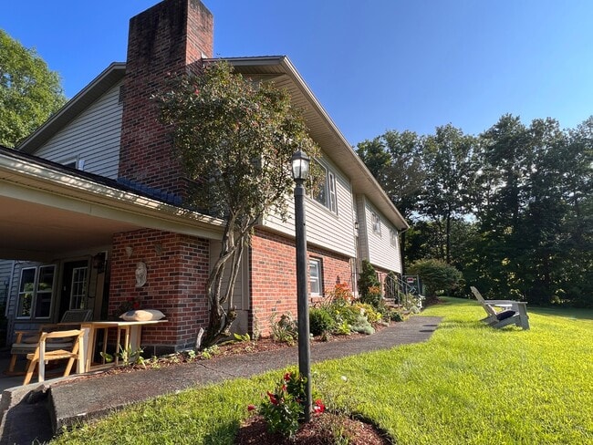 Building Photo - 67 Suncrest Terrace