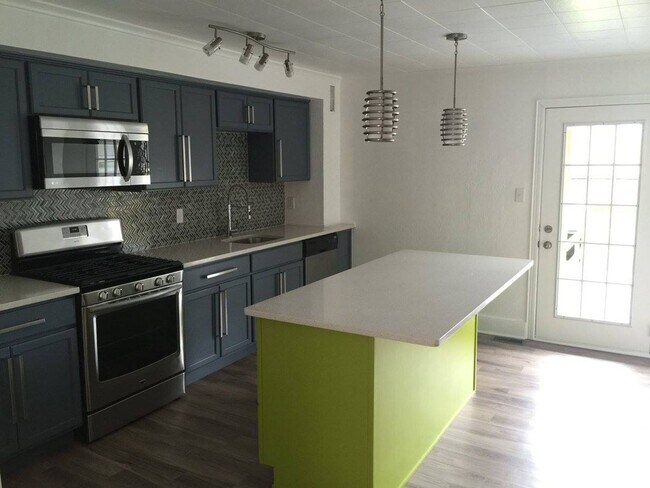 Foto del edificio - Modern 4 Bedroom, 2 Bathroom Rental in Sou...