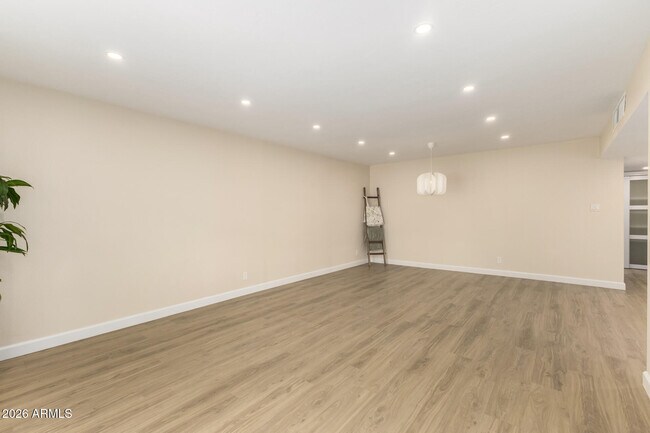 Building Photo - 3655 N 5th Ave