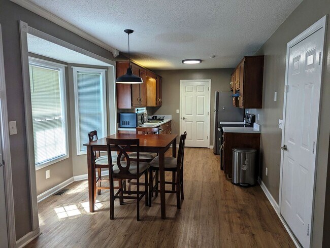 Building Photo - Lovely Ranch Home in Established Neighborhood