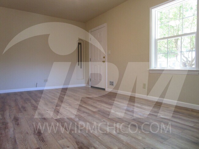 Foto del edificio - 2-Bed, 2-Bath Cottage PENDING