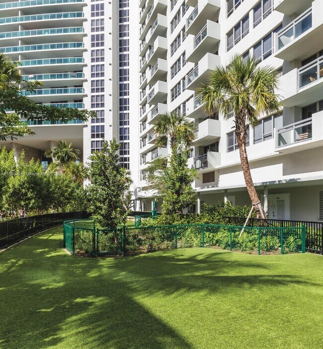Foto del edificio - 1500 Bay Rd